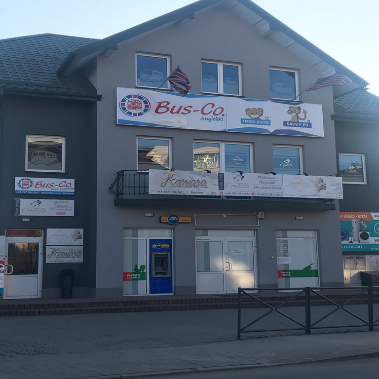 Budynek szkoły od strony ulicy