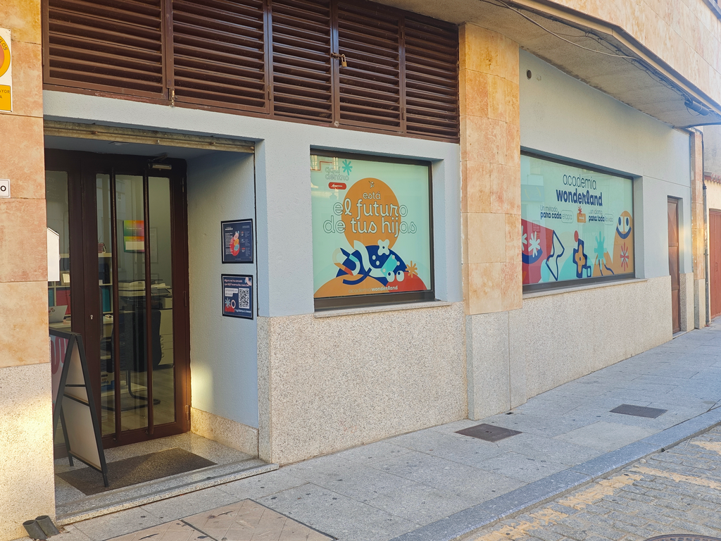 La entrada a la academia Donde Villamayor